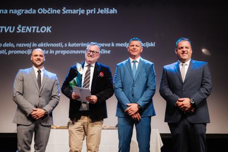 Slavnostna seja. Edi Kokalj, predsednik Društva Šentlok, s podžupanoma in županom. 